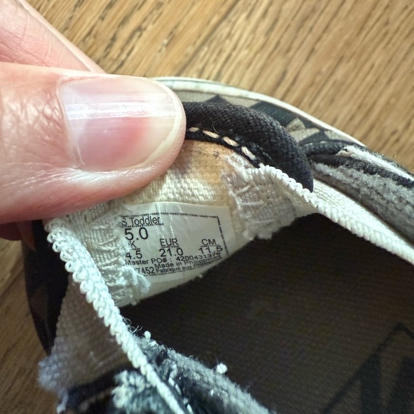 Vans checkered ,Toddler size 5 ( 2 pairs) - Picture 4 of 4